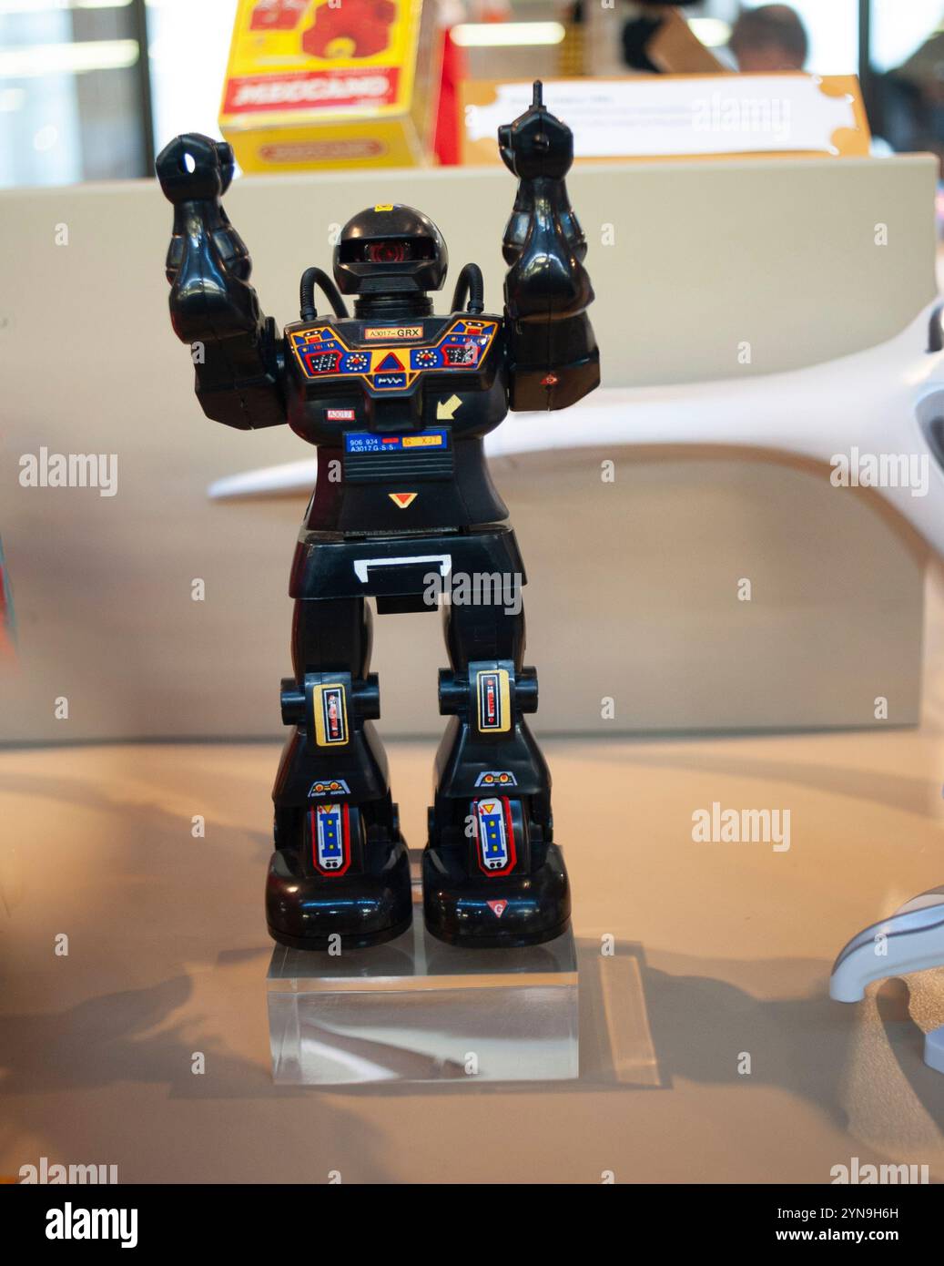 Londra, Inghilterra, dettaglio robot giocattolo per bambini vintage, in mostra all'interno del "London Toy and Model Museum", "Galaxy Super Mechanic Fighter, 1986 » 1980s Foto Stock