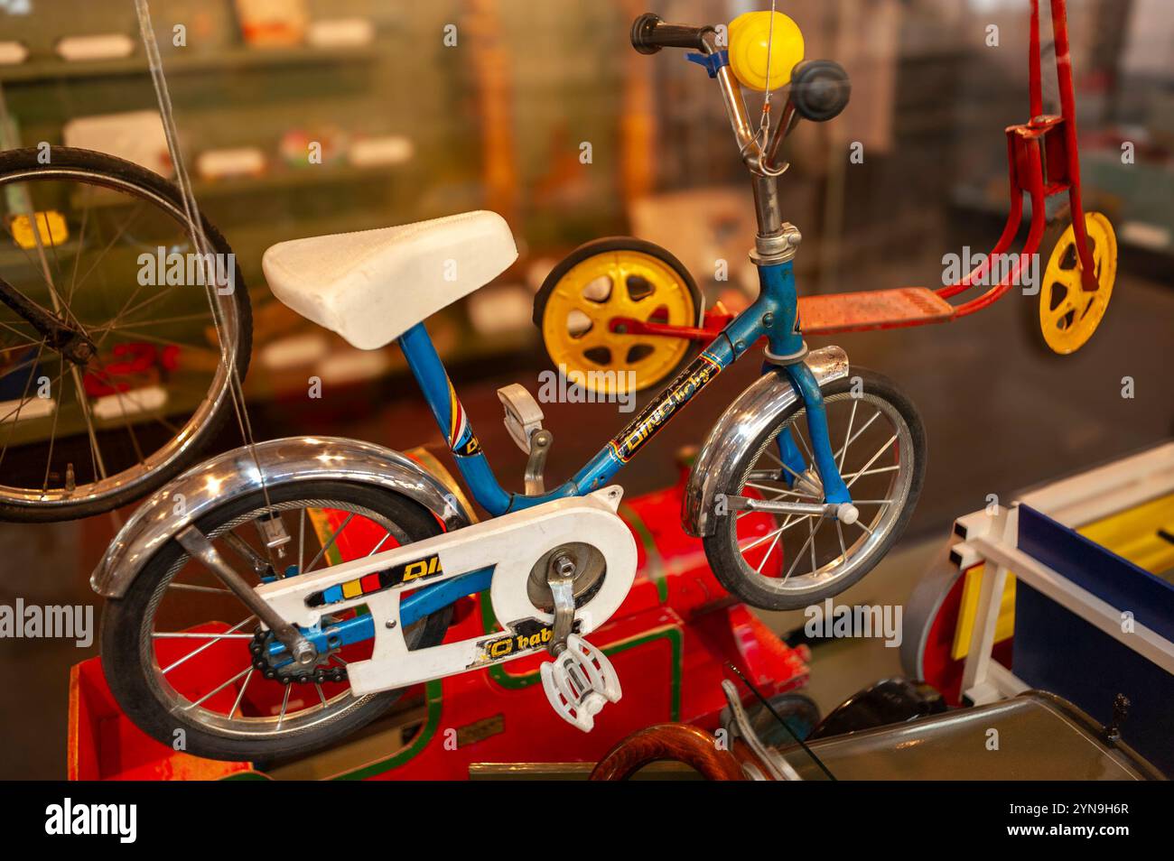 Londra, Inghilterra, dettaglio vecchi giocattoli per bambini bicicletta, vintage, in mostra all'interno del 'London Toy and Model Museum », giocattoli vecchio stile Foto Stock