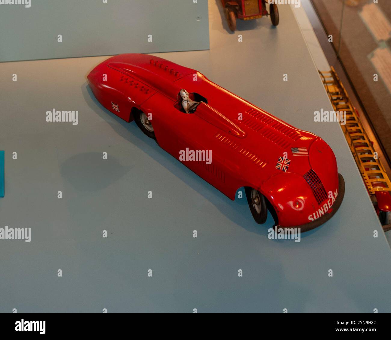 Londra, Inghilterra, dettaglio - giocattoli per bambini modello vintage, in mostra all'interno del "London Toy and Model Museum », Racing Car, (Kingsbury Manufacturing Co.) Foto Stock