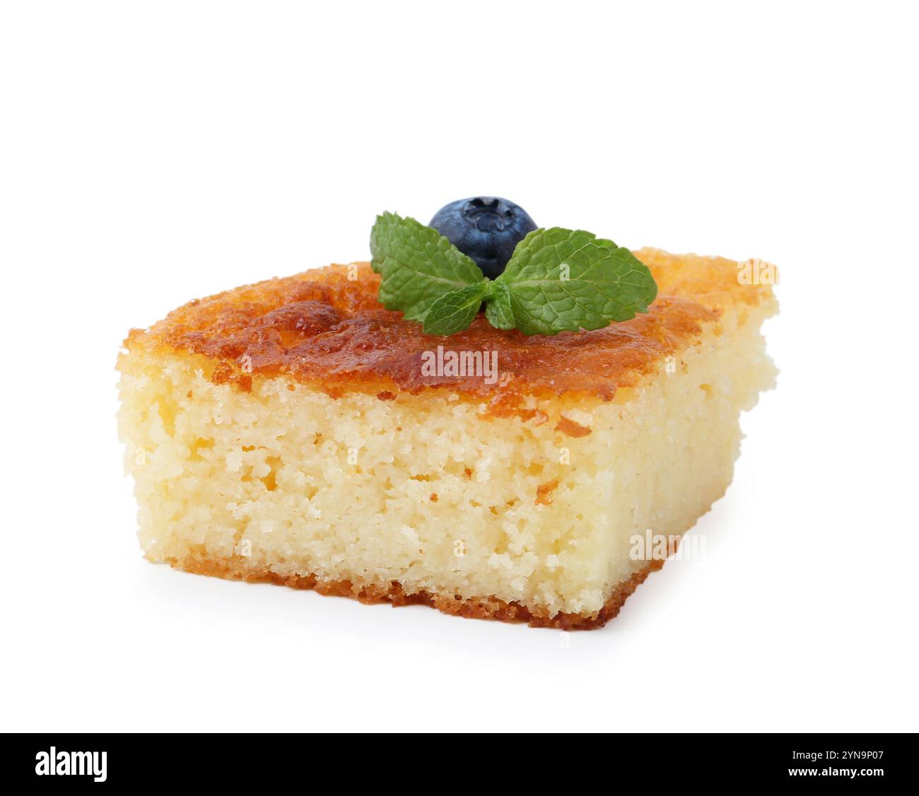 Fetta di gustosa torta di semola fatta in casa isolata su bianco Foto Stock