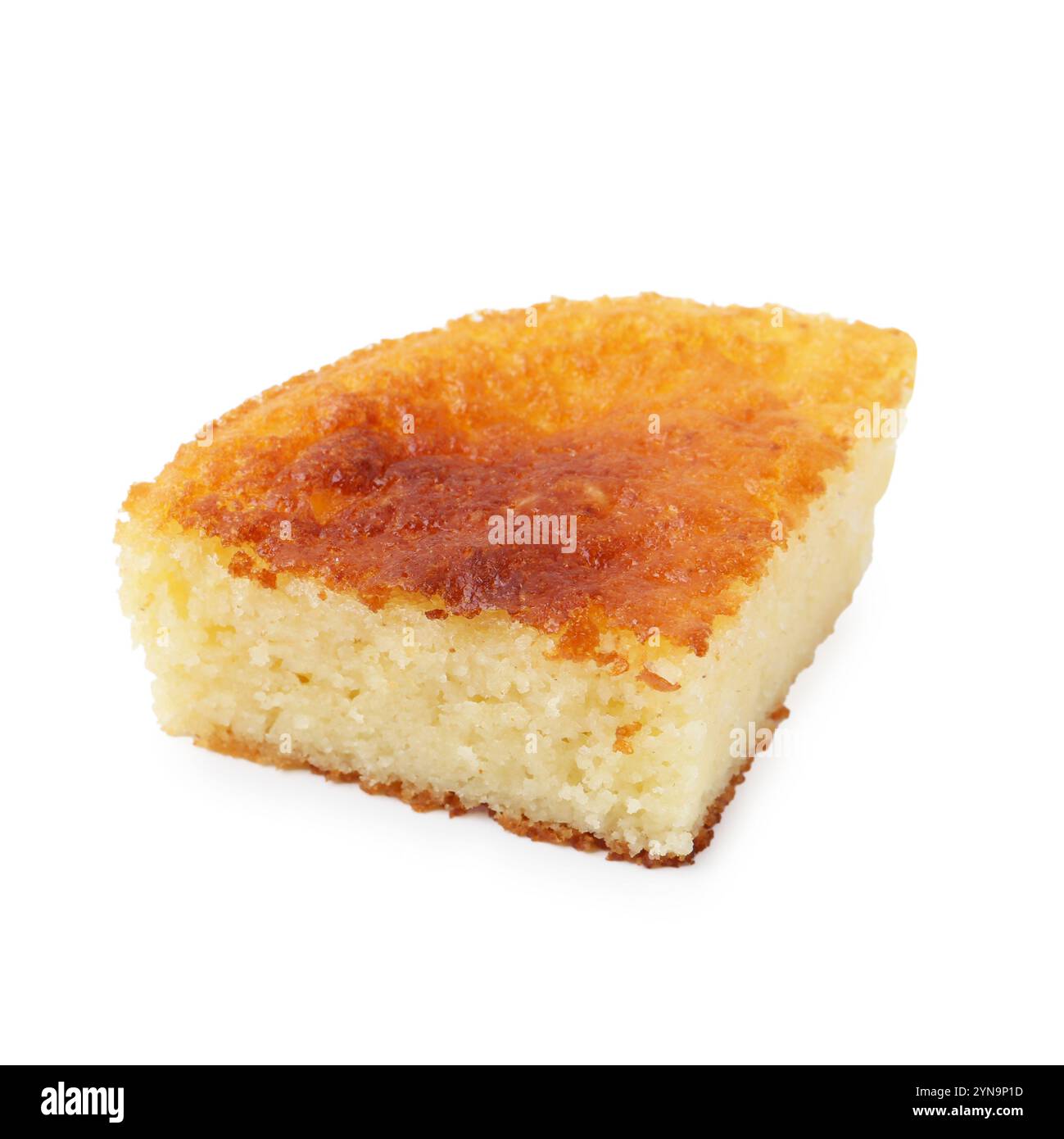 Fetta di gustosa torta di semola fatta in casa isolata su bianco Foto Stock
