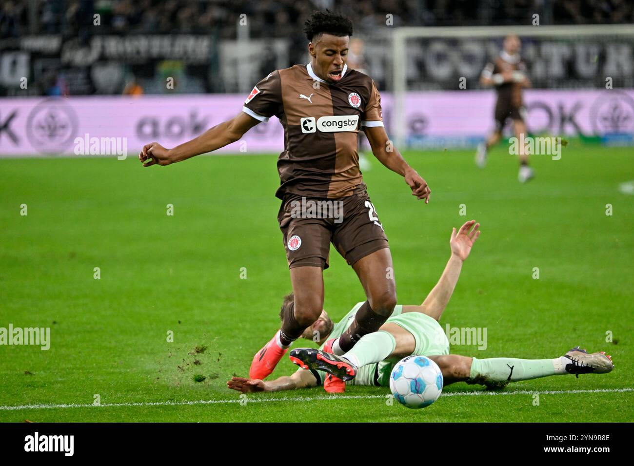 Borussia Park Moenchengladbach Germania, 24.11.2024 calcio: Bundesliga stagione 2024/25 giorno 11, Borussia Moenchengladbach (BMG, verde) vs FC St. Pauli (STP, marrone) —Marvin Friedrich (BMG) tackle Morgan Guilavogui (STP) Foto Stock