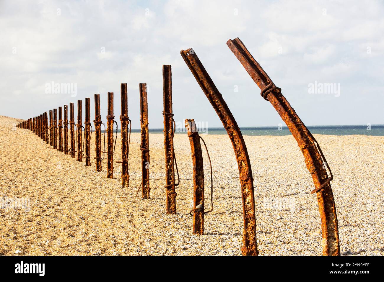 Le difese della seconda guerra mondiale rivelate dopo l'alluvione sulla spiaggia Foto Stock