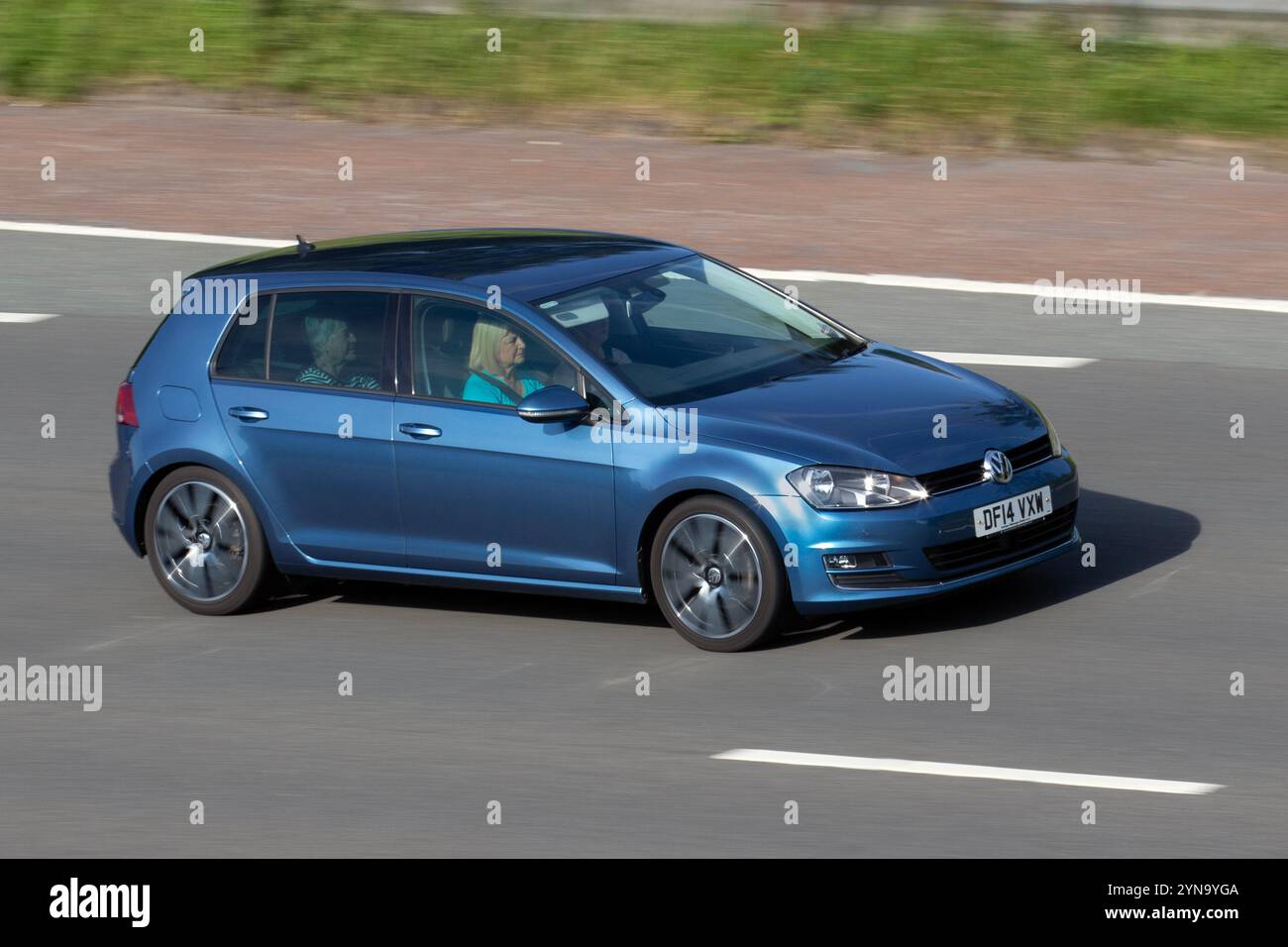 2014 Blue Volkswagen Golf GT Bluemotion Tech T Hatchback, 2,0 TDI GT 5 porte Auto manuale che viaggia sull'autostrada M6, Regno Unito Foto Stock