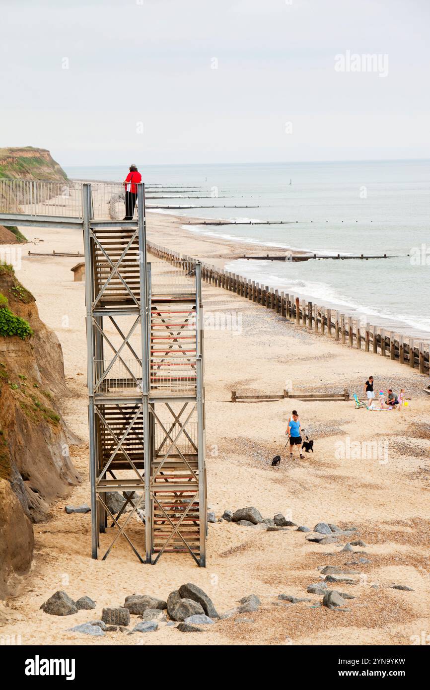Gradini che portano alla spiaggia erosa Foto Stock