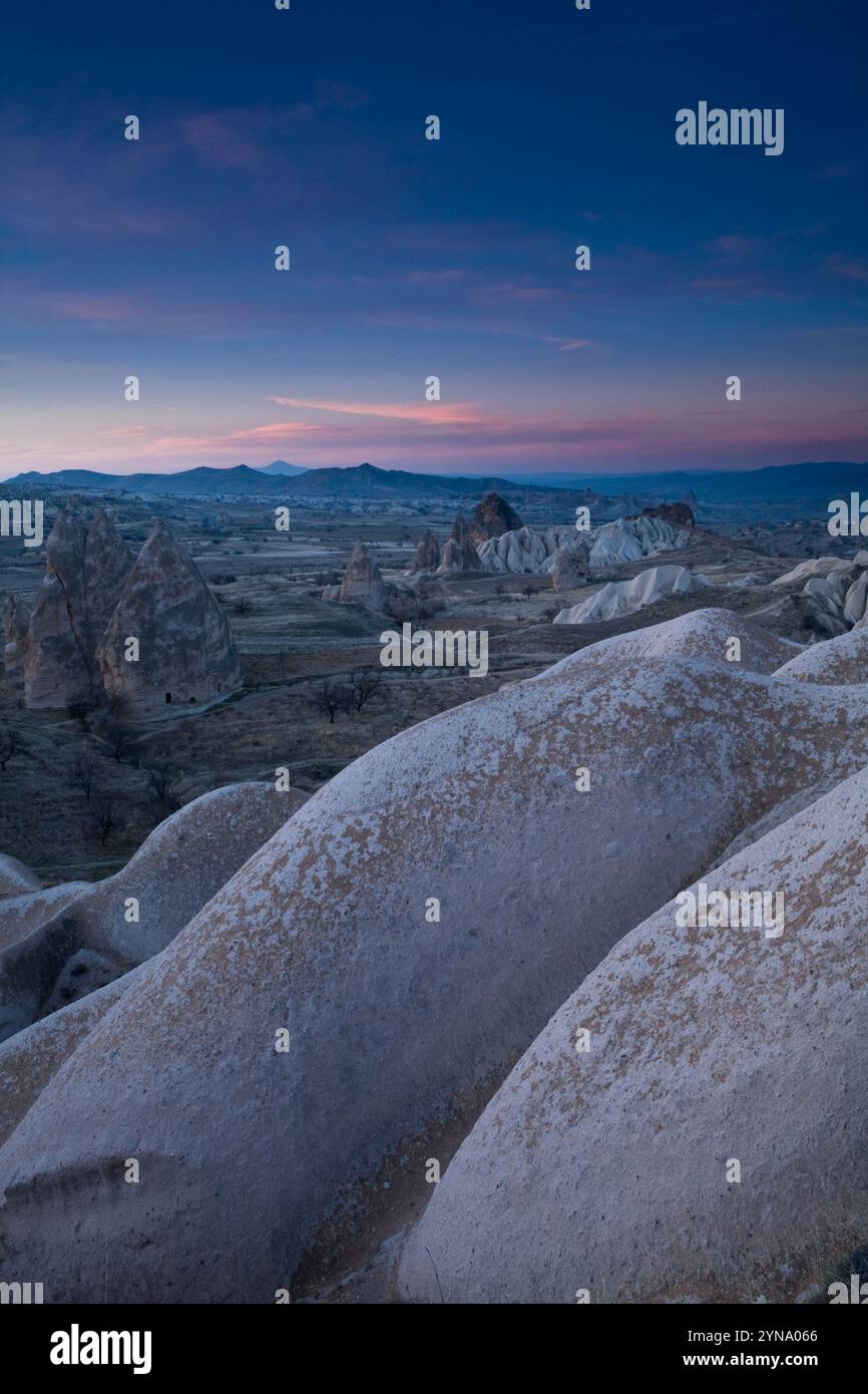 Le formazioni rocciose della Valle delle Rose sono in sollievo quando il sole tramonta in Cappadocia, Turchia, 8 dicembre 2007. Foto Stock