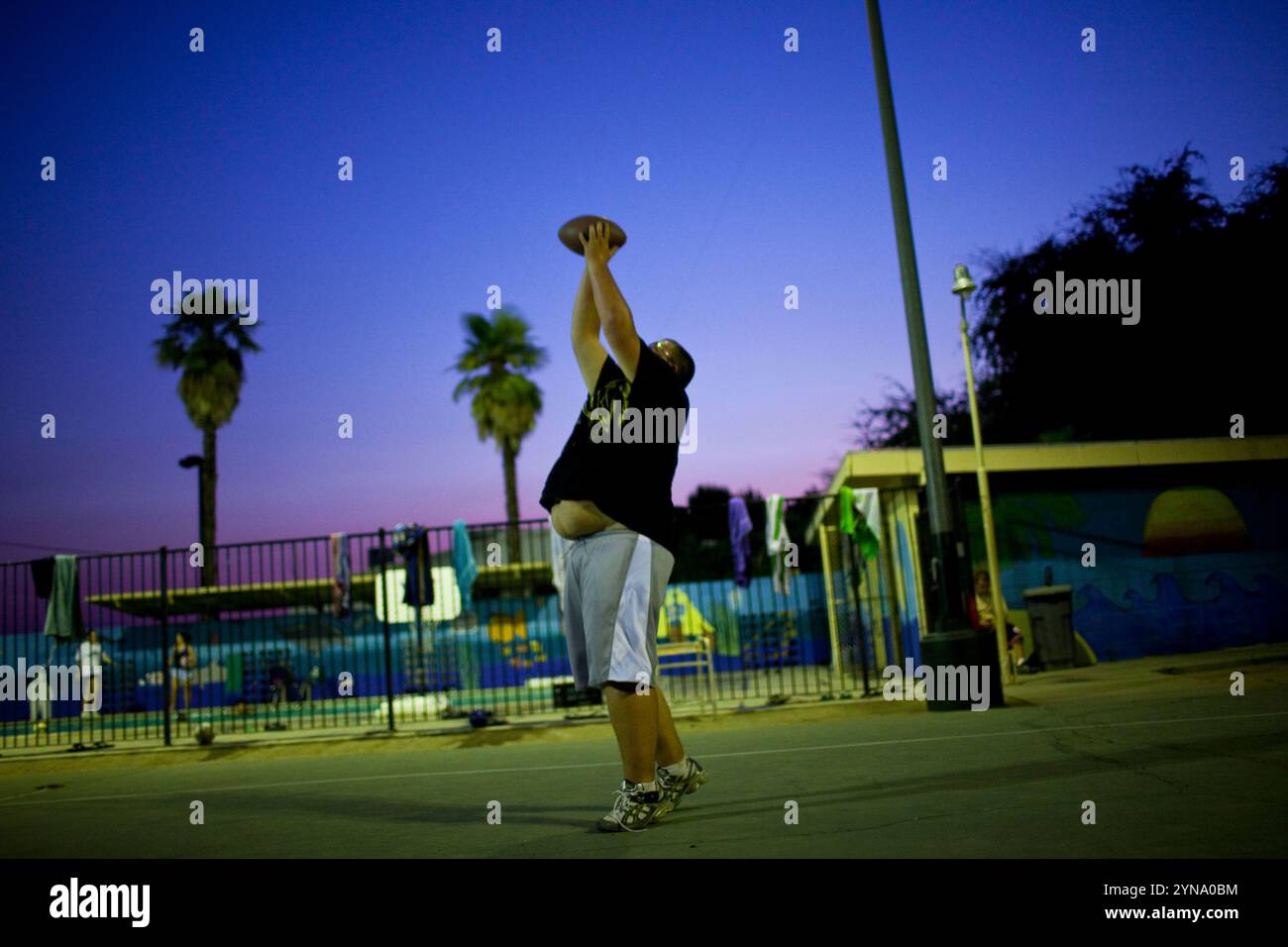 Reedley, California, Stati Uniti. Adolescente gioca a calcio nel collegio per adolescenti obesi. Foto Stock