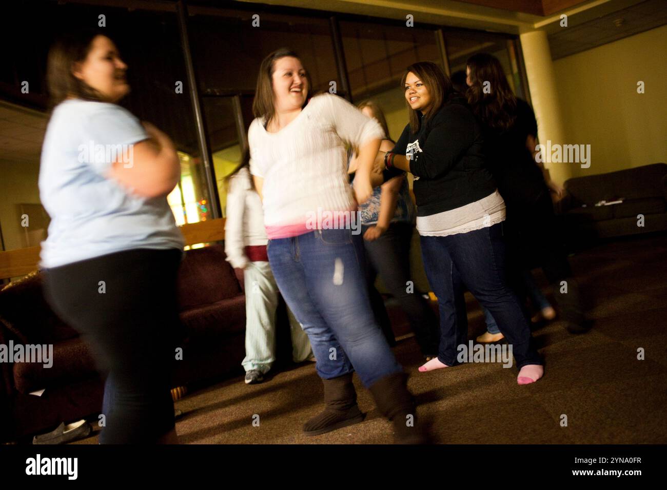 Reedley, California, Stati Uniti. Le studentesse si riuniscono a una festa di ballo in un collegio per adolescenti obesi. Foto Stock