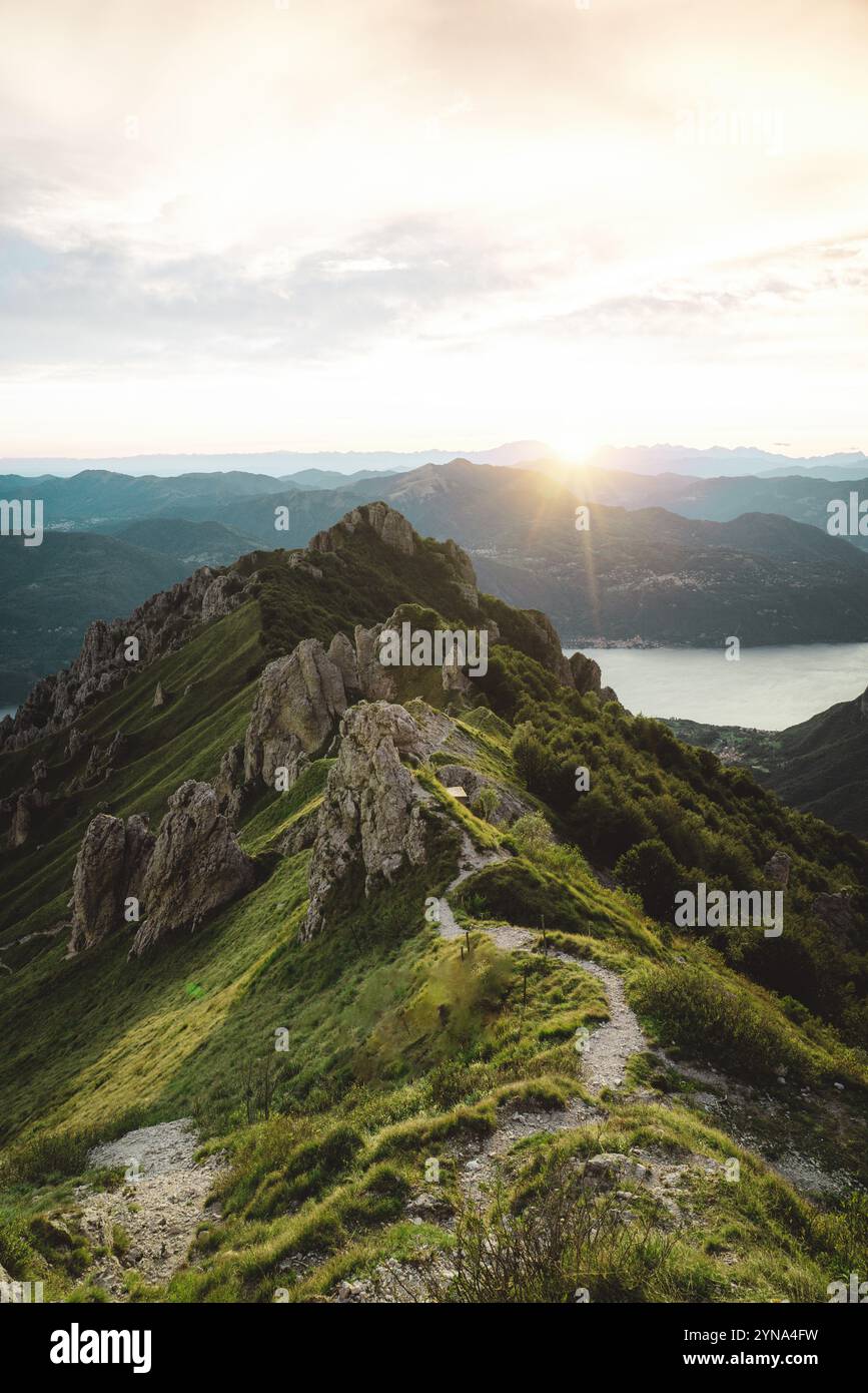 Un tranquillo paesaggio montano con luce delicata e soffusa che illumina le lussureggianti colline verdi, creando una tranquilla e pittoresca scena naturale Foto Stock