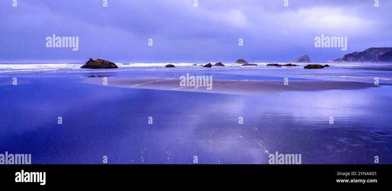 Spiaggia di Los Quebrantos, Mar Cantabrico, San Juan de la Arena, Soto del Barco, Principado de Asturias, Spagna, Europa Foto Stock