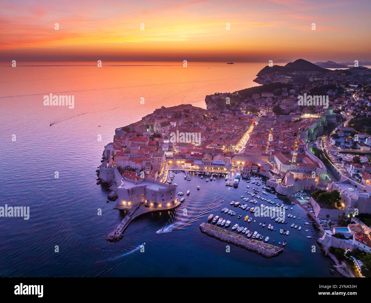 Croazia, Dalmazia, costa dalmata, Dubrovnik, centro storico classificato come patrimonio mondiale dell'UNESCO, bastioni e porto (vista aerea) Foto Stock