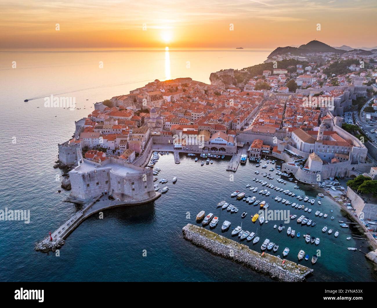 Croazia, Dalmazia, costa dalmata, Dubrovnik, centro storico classificato come patrimonio mondiale dell'UNESCO, bastioni e porto (vista aerea) Foto Stock