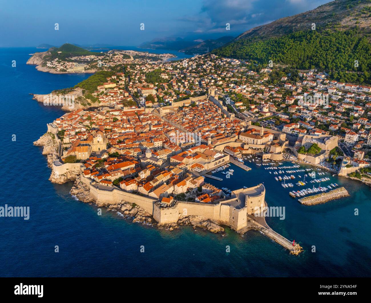 Croazia, Dalmazia, costa dalmata, Dubrovnik, centro storico classificato come patrimonio mondiale dell'UNESCO, bastioni e porto (vista aerea) Foto Stock