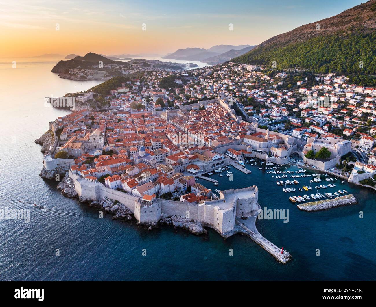 Croazia, Dalmazia, costa dalmata, Dubrovnik, centro storico classificato come patrimonio mondiale dell'UNESCO, bastioni e porto (vista aerea) Foto Stock