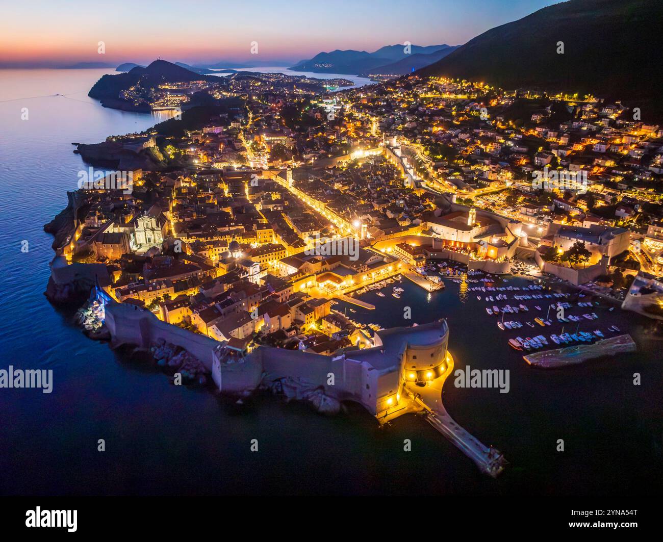 Croazia, Dalmazia, costa dalmata, Dubrovnik, centro storico classificato come patrimonio mondiale dell'UNESCO, bastioni e porto (vista aerea) Foto Stock