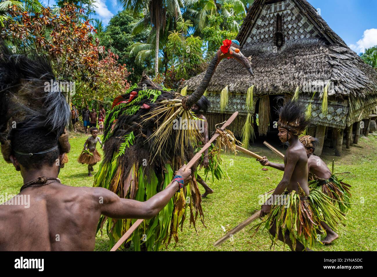 Papua nuova Guinea, provincia di Sepik orientale, regione del fiume Sepik, villaggio di Kanganamun, casa degli spiriti (Haustambaran), festa tradizionale chiamata cantare e cantare guidata dalla rappresentazione di un cassowary Foto Stock