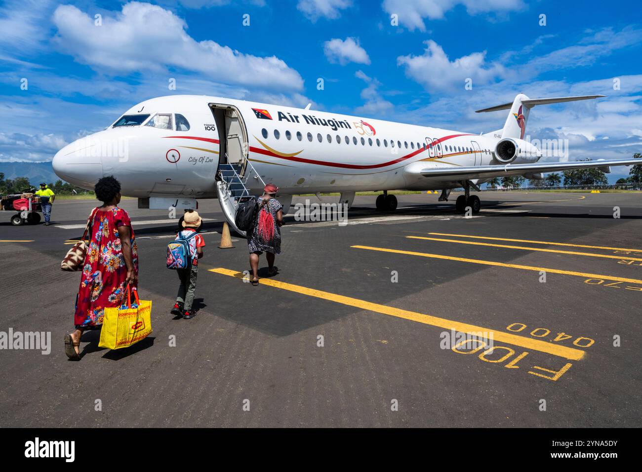 Papua nuova Guinea, Provincia delle Highlands Orientali, Goroka, aeroporto, imbarco su un volo Air Niugini Foto Stock