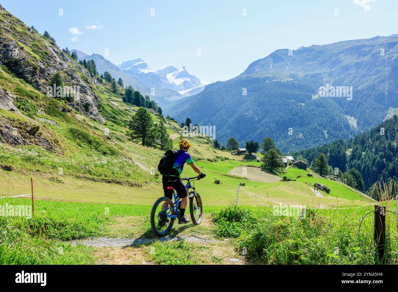 Svizzera, Canton Vallese, Zermatt, frazione di Z'Mutt, giro in bicicletta Foto Stock
