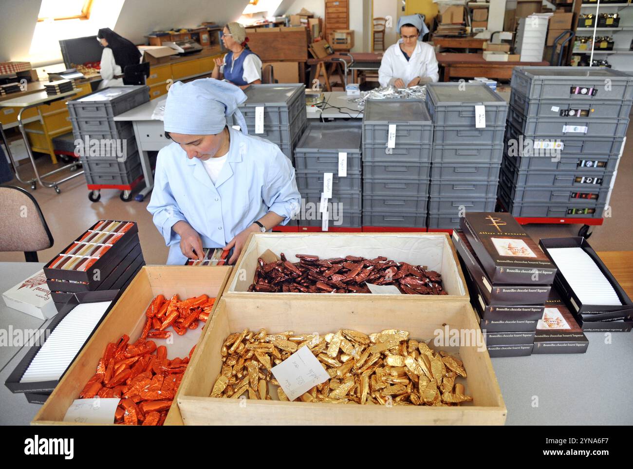 Francia, Aveyron, le Cayrol, Abbazia cistercense di Notre-Dame de Bonneval, produzione artigianale di cioccolato Foto Stock