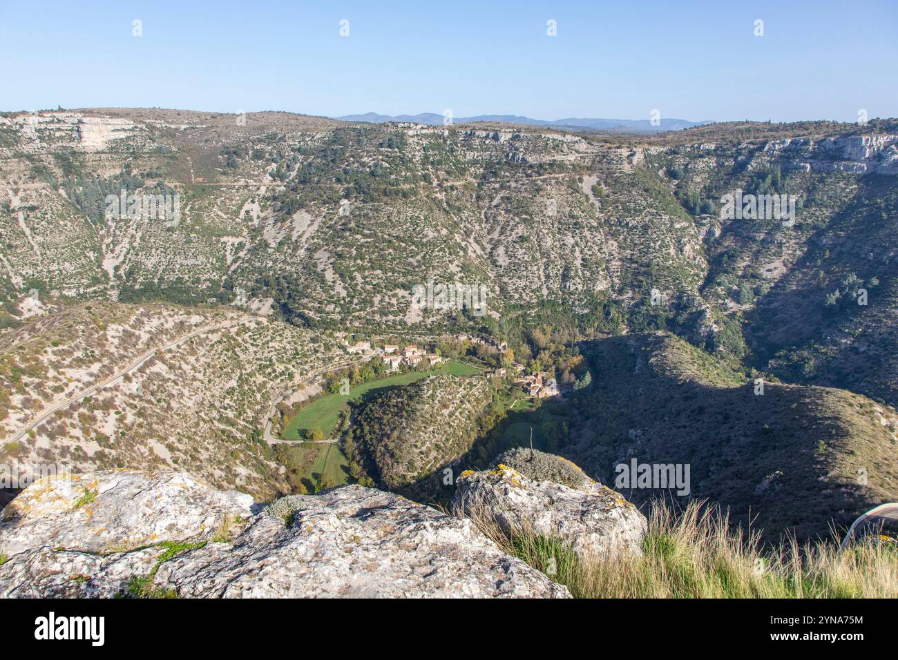 Francia, Herault, Causses e Cevennes, paesaggio culturale pastorale agro-pastorale mediterraneo, dichiarato Patrimonio dell'Umanità dall'UNESCO, Saint Maurice Navacelles, Cirque de Navacelles con la roccia della Vergine circondata da un arco del fiume la Vis, vista dal lato del belvedere di Blandas nel Gard Foto Stock