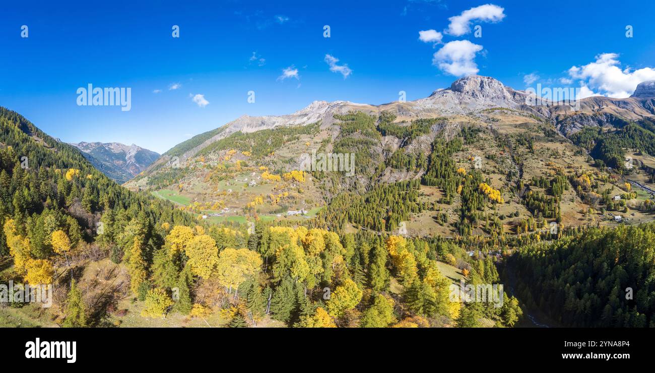 Francia, Alpes-de-Haute-Provence, valle dell'Ubaye, Méolans-Revel, valle di Laverq, alberi autunnali, chiesa di Saint-Antoine del XVII secolo e abbazia di Laverq del XII secolo, dominata dalla piccola Séolane (2854 m) (vista aerea) Foto Stock