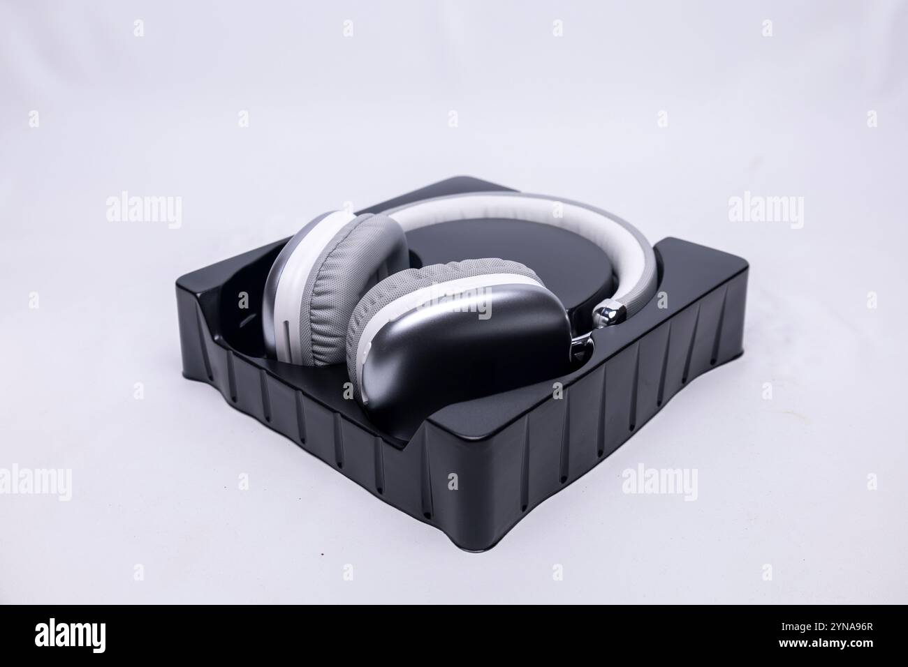 Cuffie wireless moderne presentate nella confezione, pronte per la vendita o l'uso Foto Stock