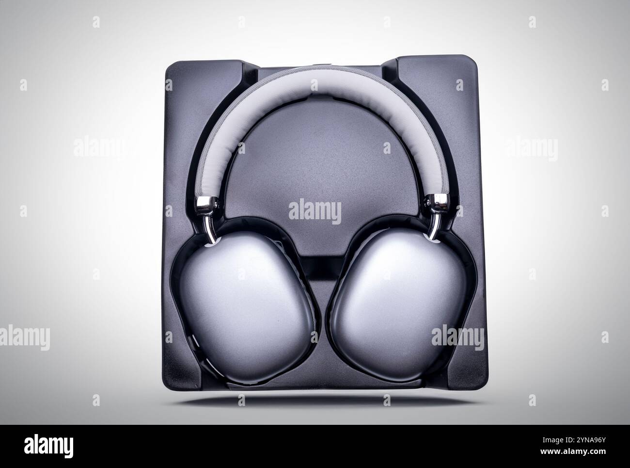 Cuffie wireless moderne presentate nella confezione, pronte per la vendita o l'uso Foto Stock