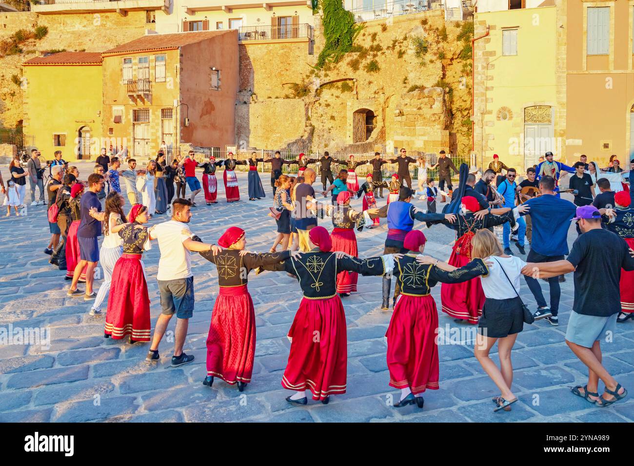 Grecia, Creta, gruppo di persone che eseguono danza greca tradizionale, la Canea Foto Stock