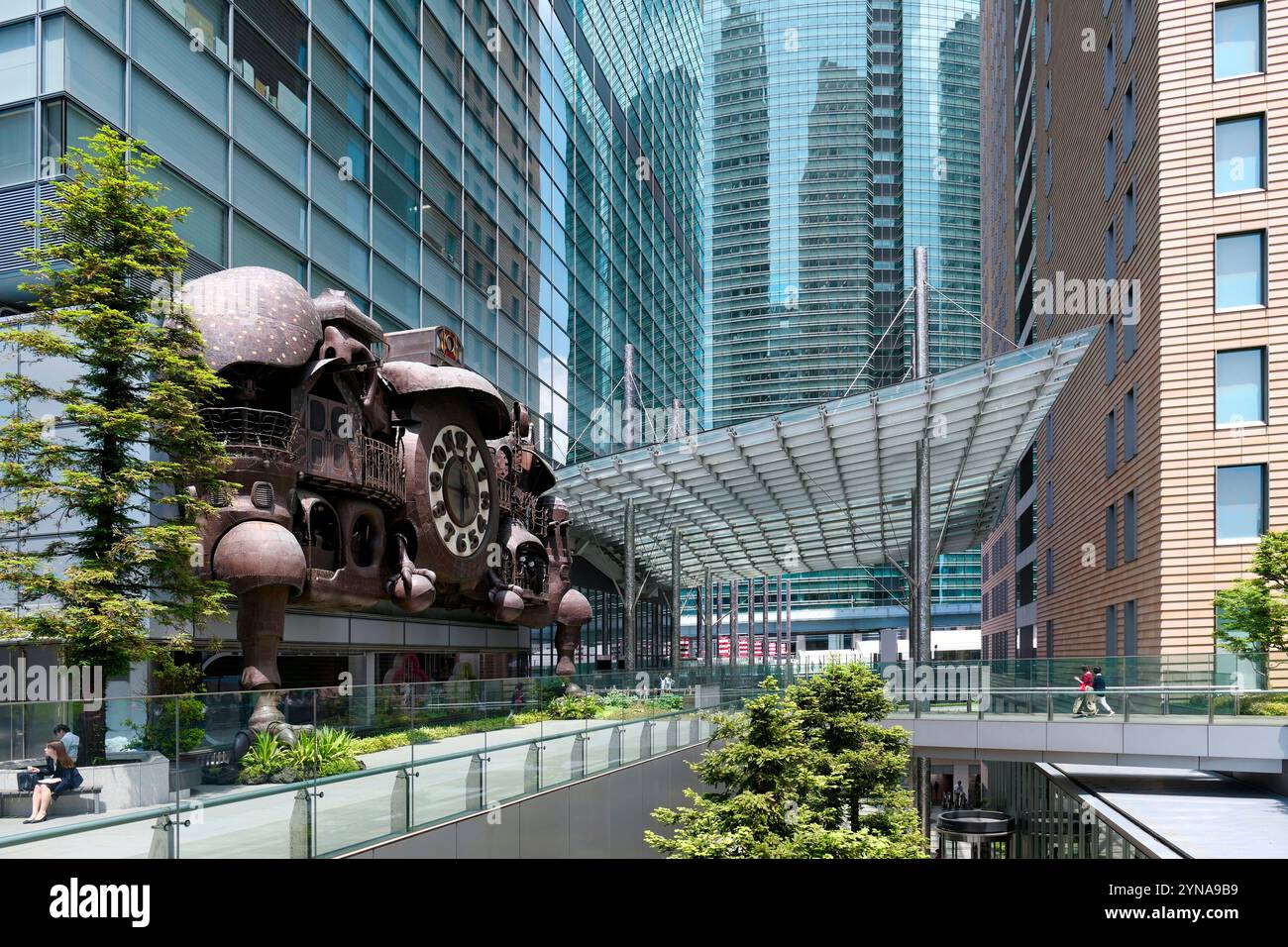 Giappone, isola di Honshu, Kanto, Tokyo, l'edificio Nippon TV Odokei e l'orologio gigante Miyasaki Foto Stock