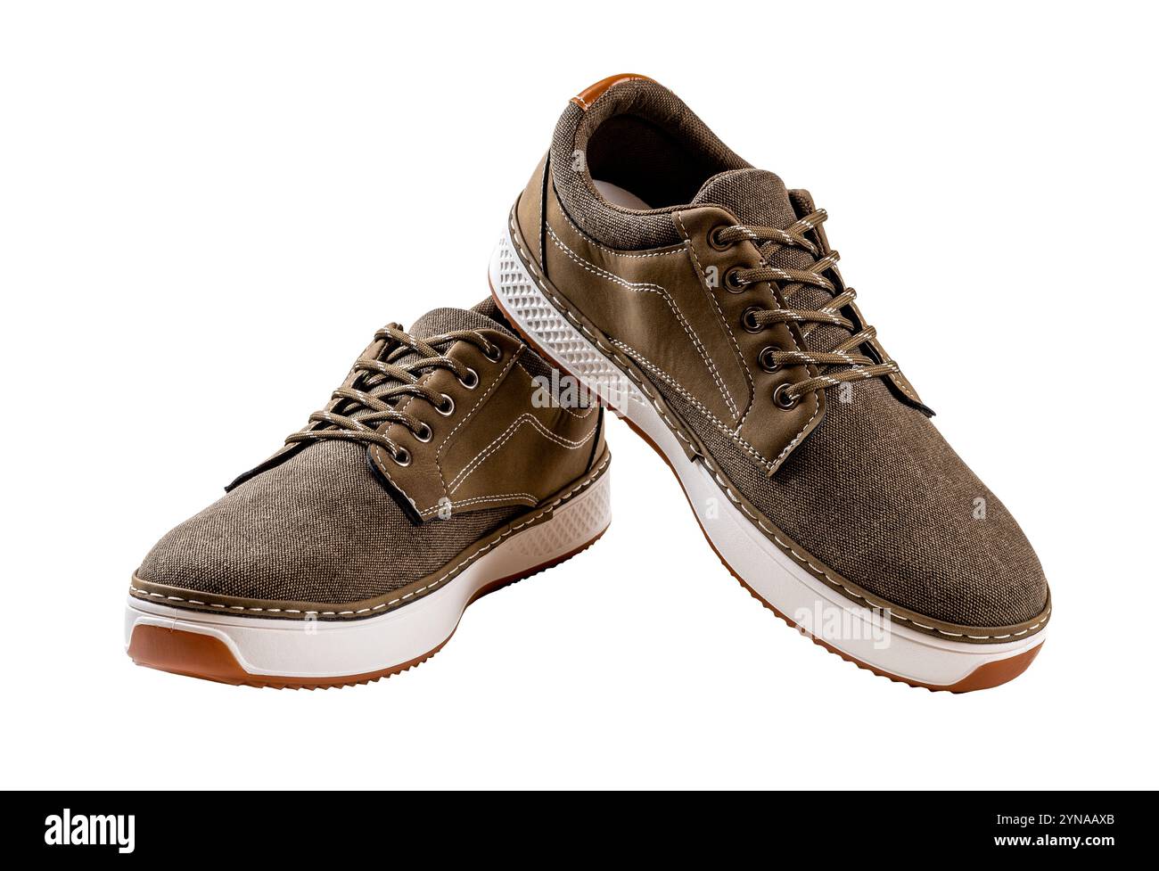 Un paio di sneaker in tela kaki. Nuove scarpe in tessuto marrone con suola bianca isolata su sfondo bianco. Sneakers comode. Foto Stock