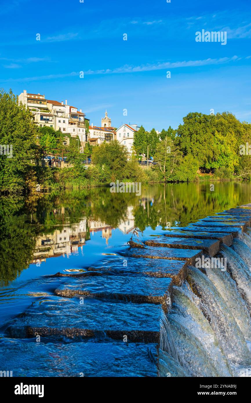 Portogallo, regione settentrionale, Amarante, pittoresco villaggio sul bordo del fiume Tamega, passaggio lastre di granito per attraversare il fiume Foto Stock