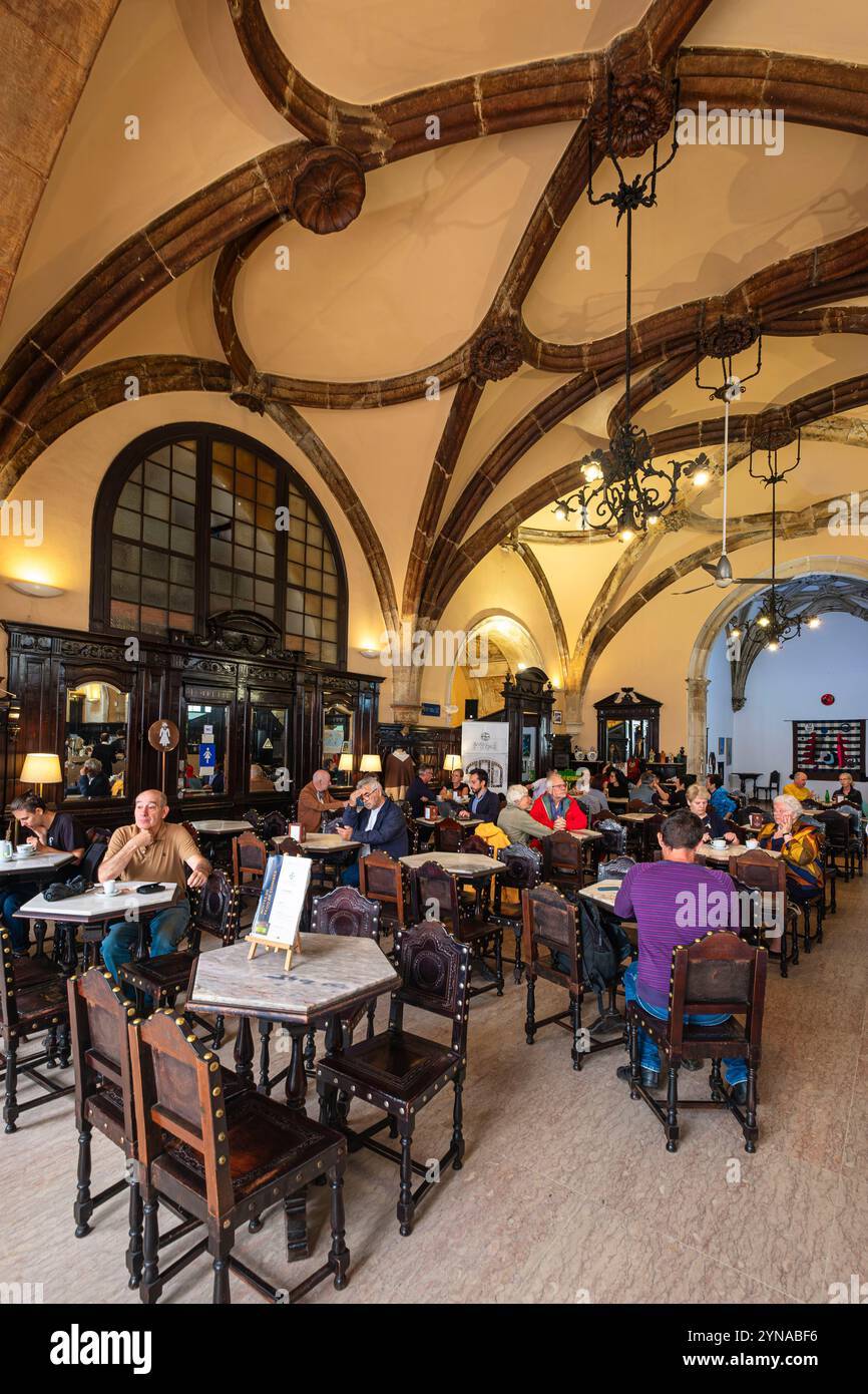 Portogallo, regione centrale, Coimbra, caffè Santa Cruz aperto nel 1923 e ospitato nell'ex chiesa del monastero di Santa Cruz fondata nel XII secolo Foto Stock