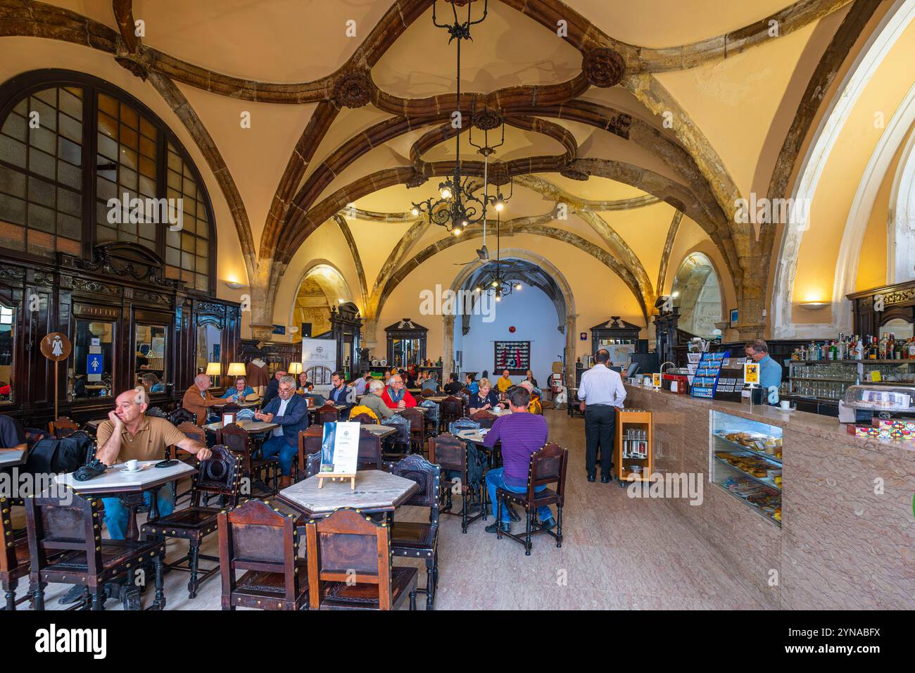 Portogallo, regione centrale, Coimbra, caffè Santa Cruz aperto nel 1923 e ospitato nell'ex chiesa del monastero di Santa Cruz fondata nel XII secolo Foto Stock