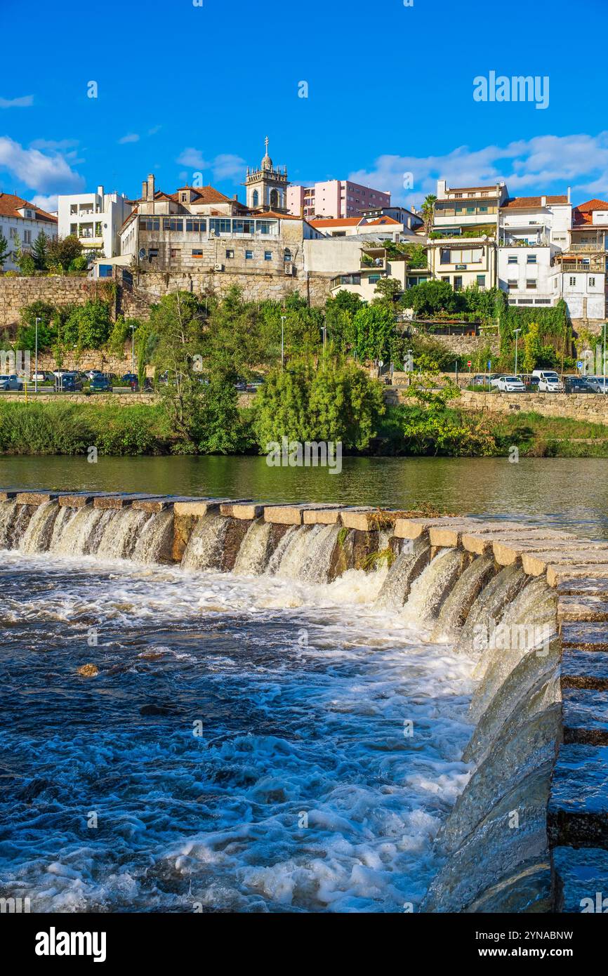Portogallo, regione settentrionale, Amarante, pittoresco villaggio sul bordo del fiume Tamega, passaggio lastre di granito per attraversare il fiume Foto Stock