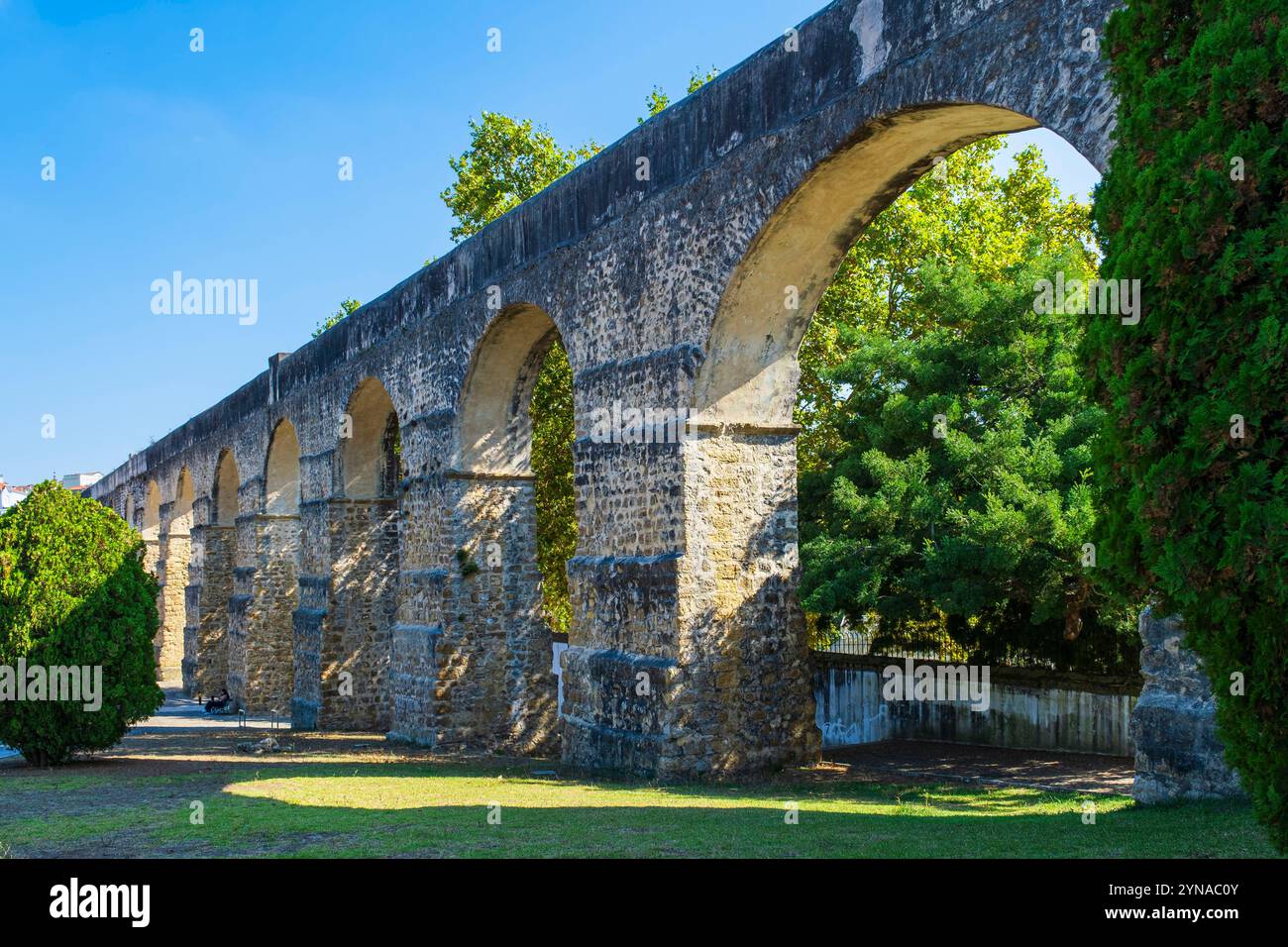 Portogallo, regione centrale, Coimbra, Arcos do Jardim (archi da giardino) sono la parte più visibile dell'acquedotto medievale di San Sebastián di origine romana Foto Stock