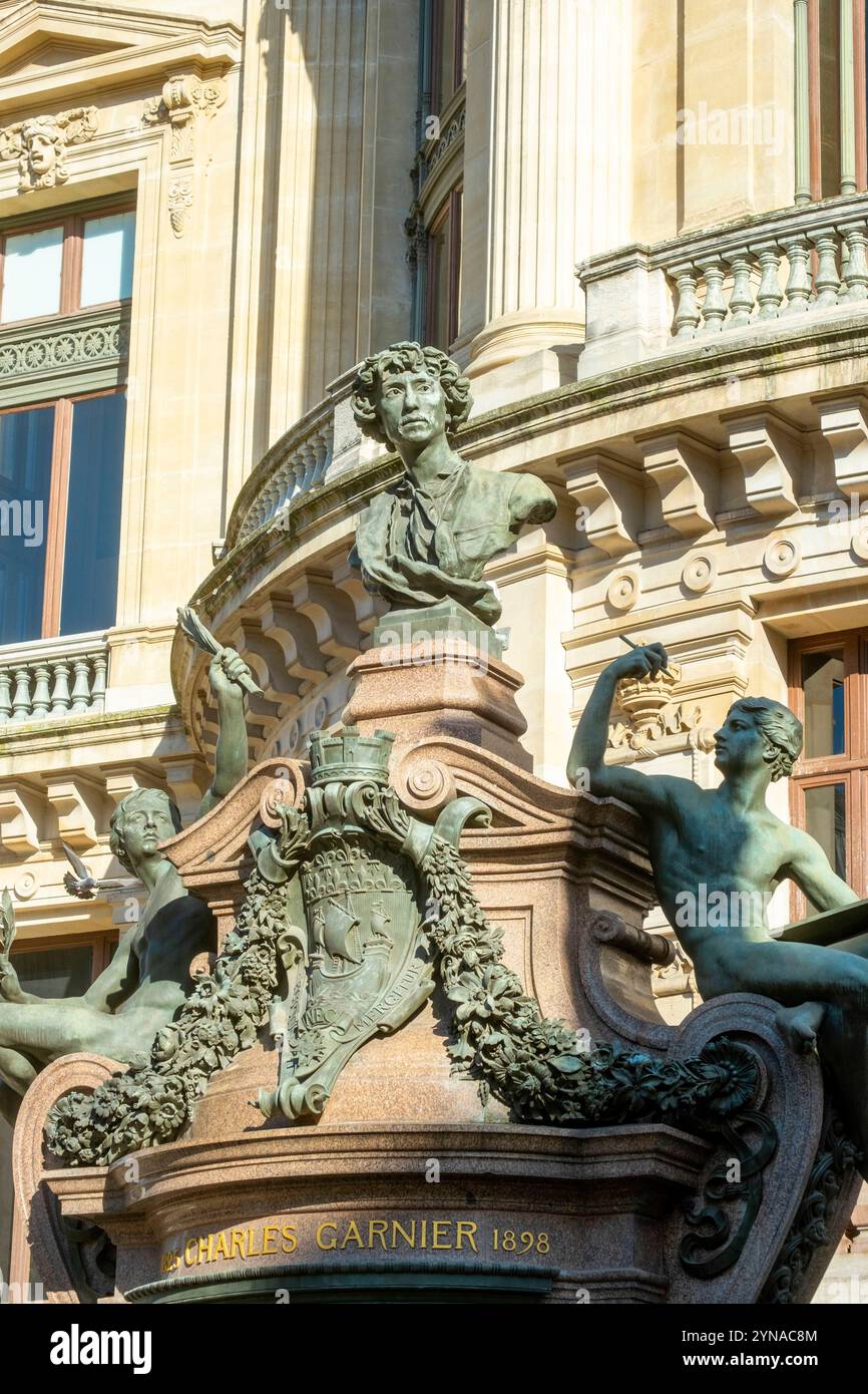 Francia, Parigi, l'Opera Garnier, busto dell'architetto Charles Garnier sulla facciata ovest Foto Stock