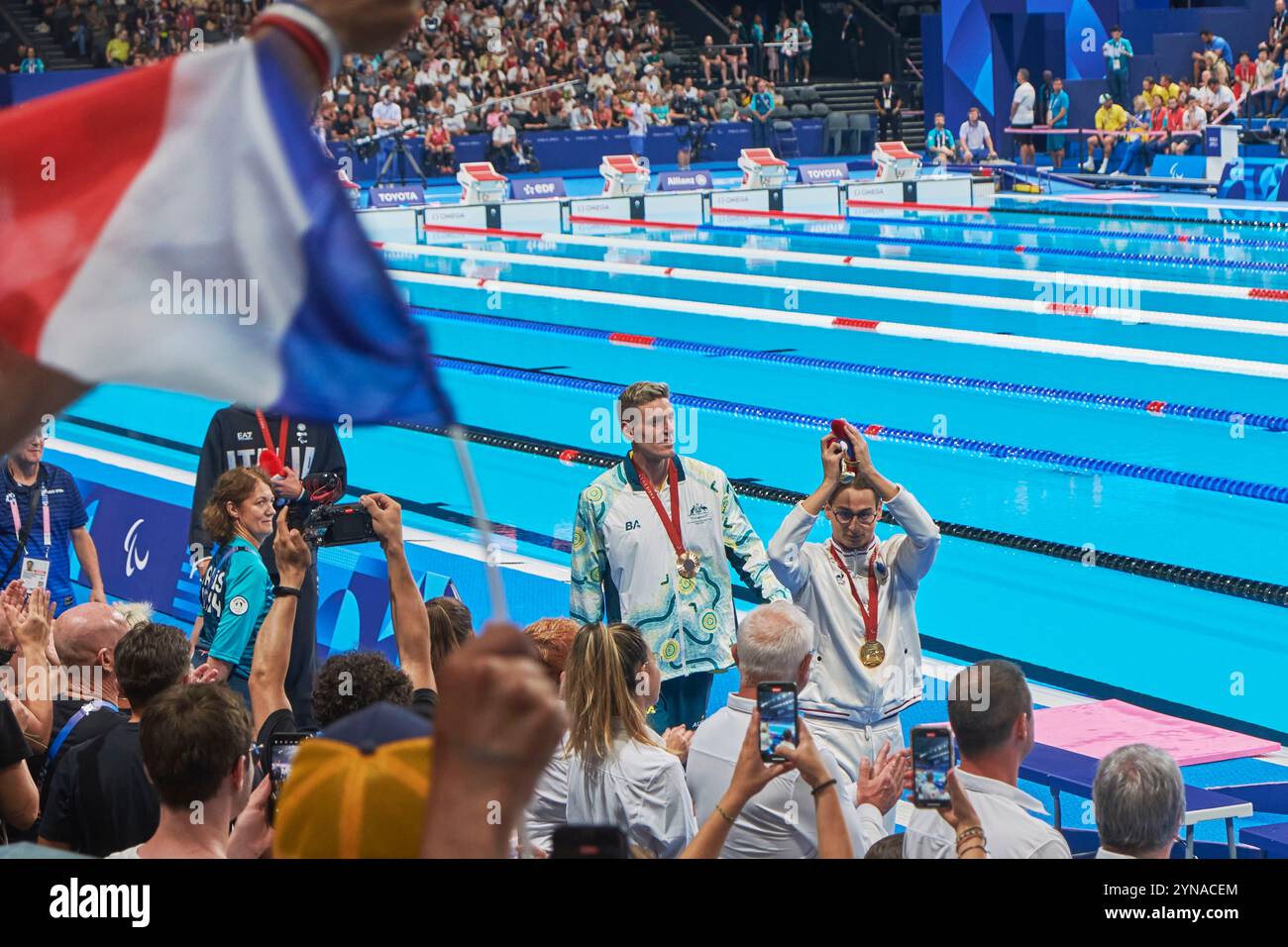 Francia, Hauts de Seine, la Defense, la Defense Arena piscina installata esclusivamente per i Giochi Olimpici e Paralimpici di Parigi 2024, eventi di nuoto para, il francese Ugo Didier, medaglia d'oro nei 400 m Freestyle S9 (M) e la nuova Zealander Brenden Hall Foto Stock