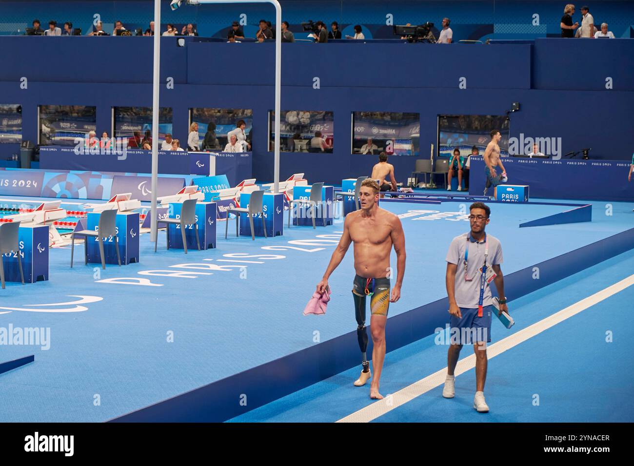 Francia, Hauts de Seine, la Defense, la Defense Arena piscina installata esclusivamente per i Giochi Olimpici e Paralimpici di Parigi 2024, eventi di nuoto para, nuova Zealander Brenden Hall, medaglia di bronzo nei 400 m Freestyle S9 (M) Foto Stock