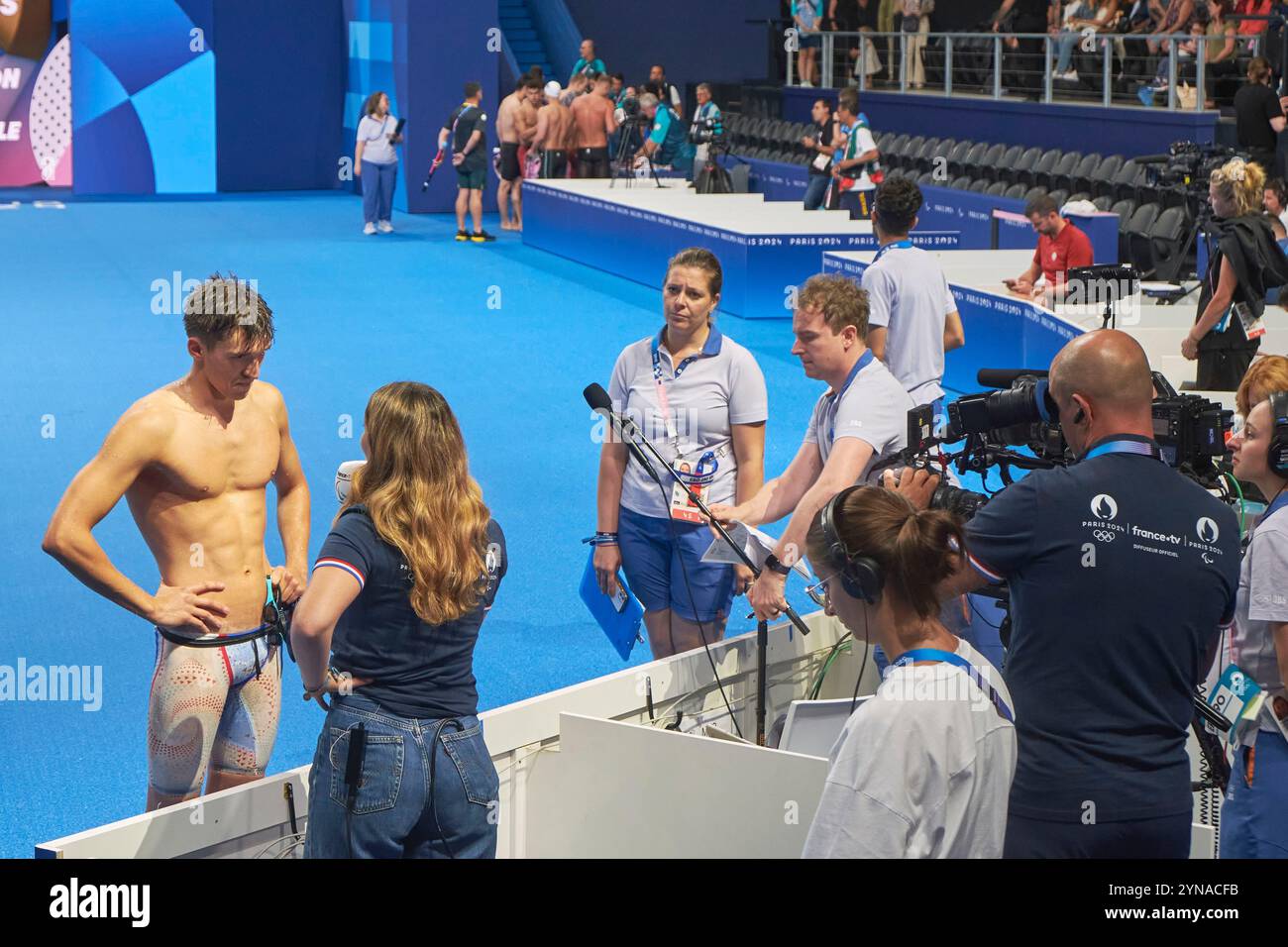 Francia, Hauts de Seine, la Defense, la Defense Arena piscina installata esclusivamente per i Giochi Olimpici e Paralimpici di Parigi 2024, eventi di nuoto para, Alex Portal intervistato dopo la sua medaglia d'argento nella farfalla S13 (M) di 100 m Foto Stock