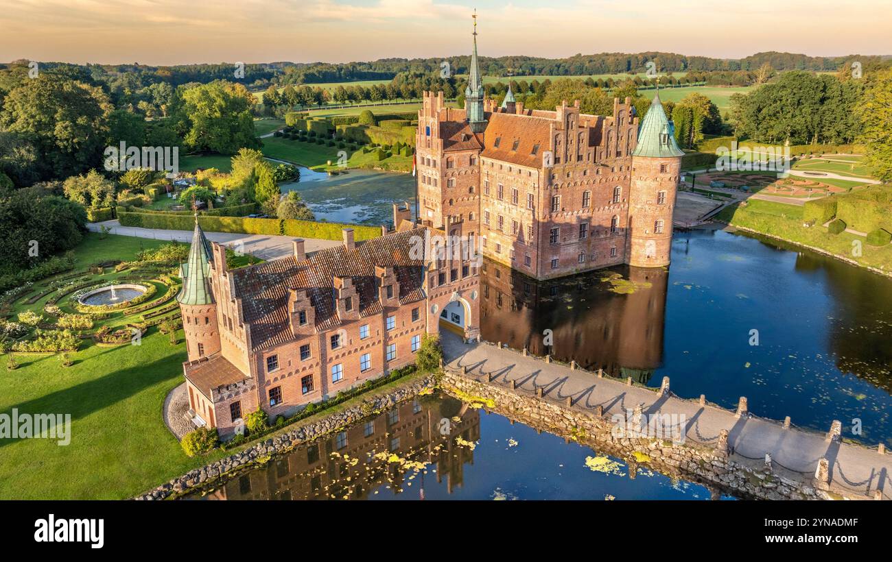 Danimarca, Fiona, Geoparco UNESCO dell'arcipelago di Fiona meridionale, isola di Tåsinge, Kværndrup castello di Egeskov (vista aerea) Foto Stock