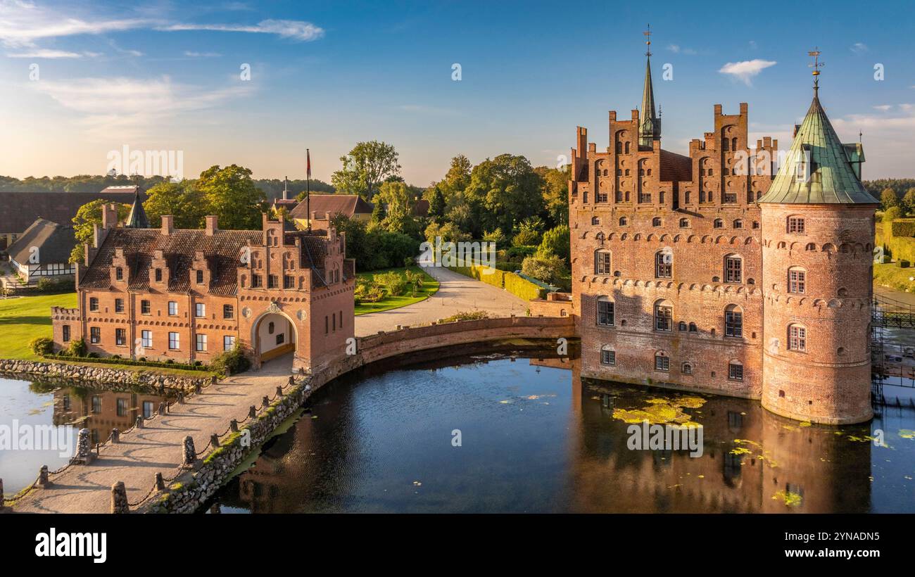 Danimarca, Fiona, Geoparco UNESCO dell'arcipelago di Fiona meridionale, isola di Tåsinge, Kværndrup castello di Egeskov (vista aerea) Foto Stock