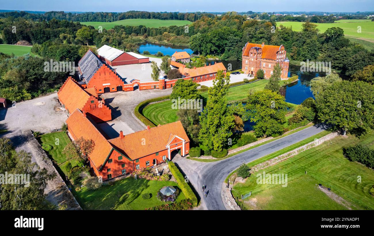 Danimarca, Fiona, Geoparco UNESCO dell'arcipelago di Fiona meridionale, Gudme, sentiero dell'arcipelago sul palco tra Svendborg e Lundeborg, castello di Hesselagergård (vista aerea) Foto Stock