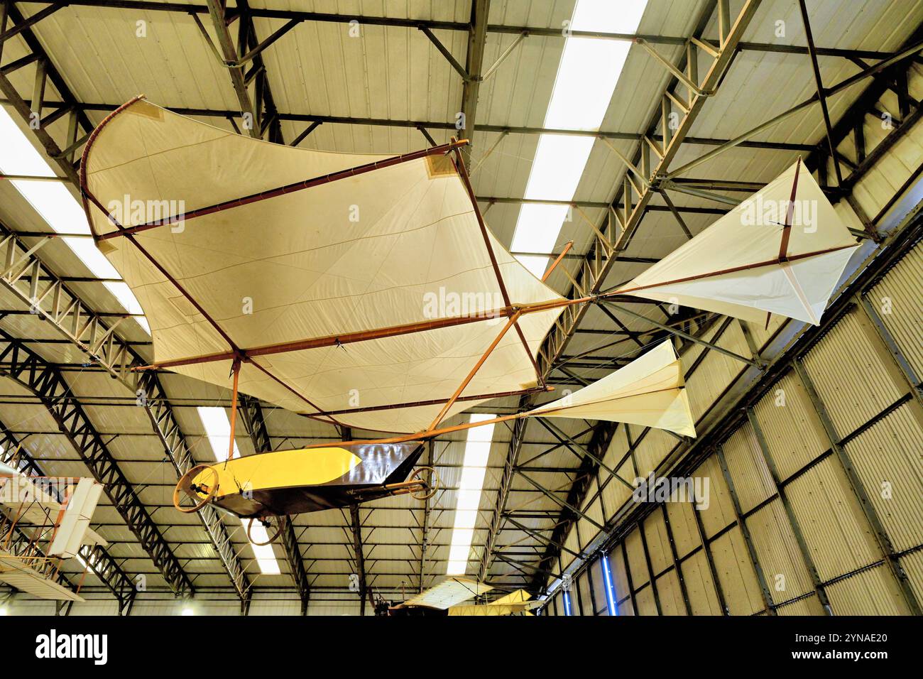 Yorkshire Air Museum il Caley Glider Sir George Cayley dal 1773 al 1857 fu il primo a progettare un profilo aerodinamico e una delle sue macchine volanti fece il mondo Foto Stock