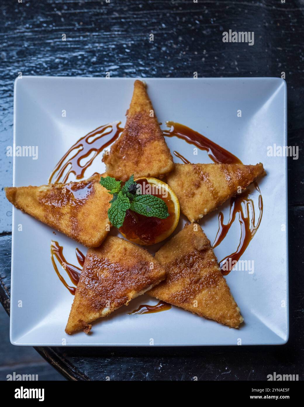 Spagna, isole Canarie, isola di Lanzarote, teguise, piatto di formaggio di capra fritto Foto Stock