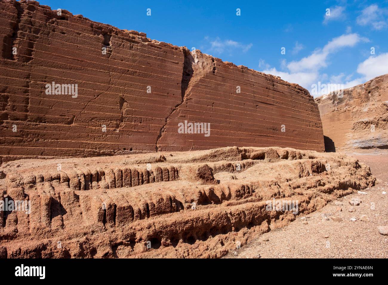 Spagna, Isole Canarie, Lanzarote, Guatiza, Canteras de Tinamala, vecchia cava di rocce vulcaniche rosse Foto Stock Spagna, Isole Canarie, Lanzarote, Guatiza, Canteras de Tinamala, vecchia cava di rocce vulcaniche rosse Foto Stock