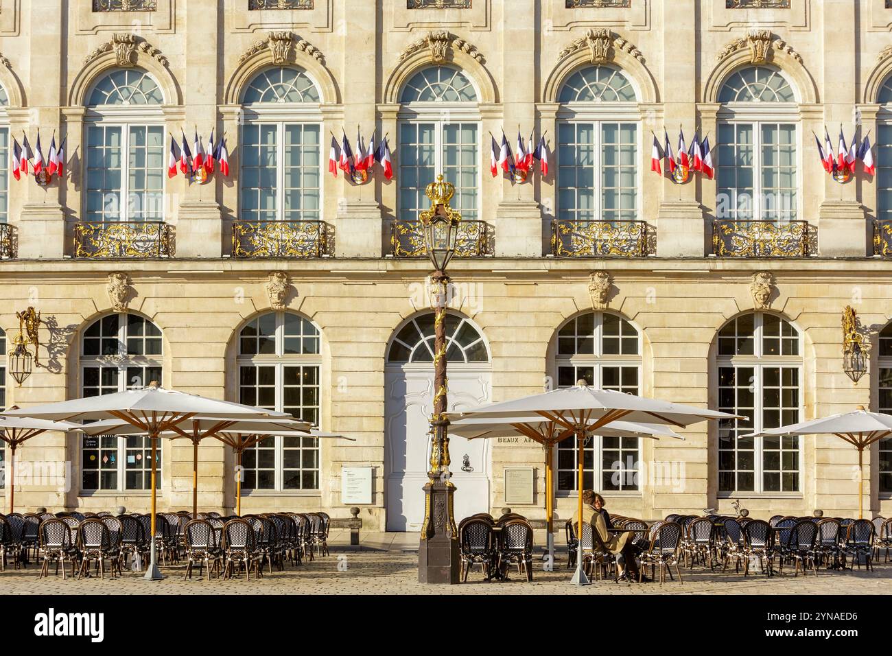 Francia, Meurthe et Moselle, Nancy, facciata del Musée des Beaux Arts de Nancy (museo delle belle arti di Nancy) e terrazza di un caffè in Place Stanislas (piazza Stanislas ex piazza reale) costruito da Stanislas Leszczynski, re di Polonia e ultimo duca di Lorena nel XVIII secolo, patrimonio mondiale dell'UNESCO, opere di ferro di Jean Lamour Foto Stock