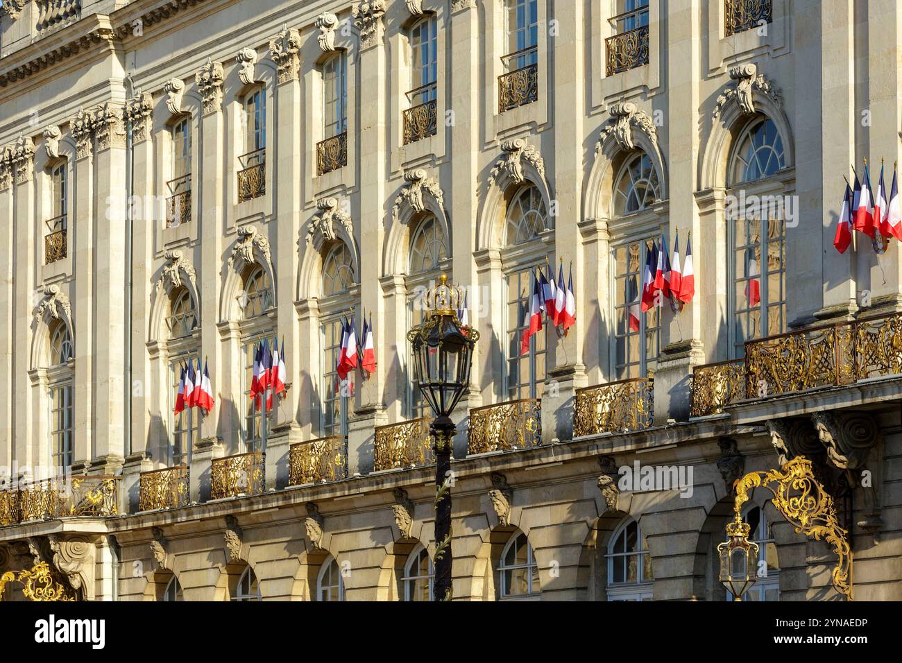 Francia, Meurthe et Moselle, Nancy, facciata del municipio su Place Stanislas (piazza Stanislas ex piazza reale) costruita da Stanislas Leszczynski, re di Polonia e ultimo duca di Lorena nel XVIII secolo, patrimonio mondiale dell'UNESCO, opere in ferro di Jean Lamour Foto Stock