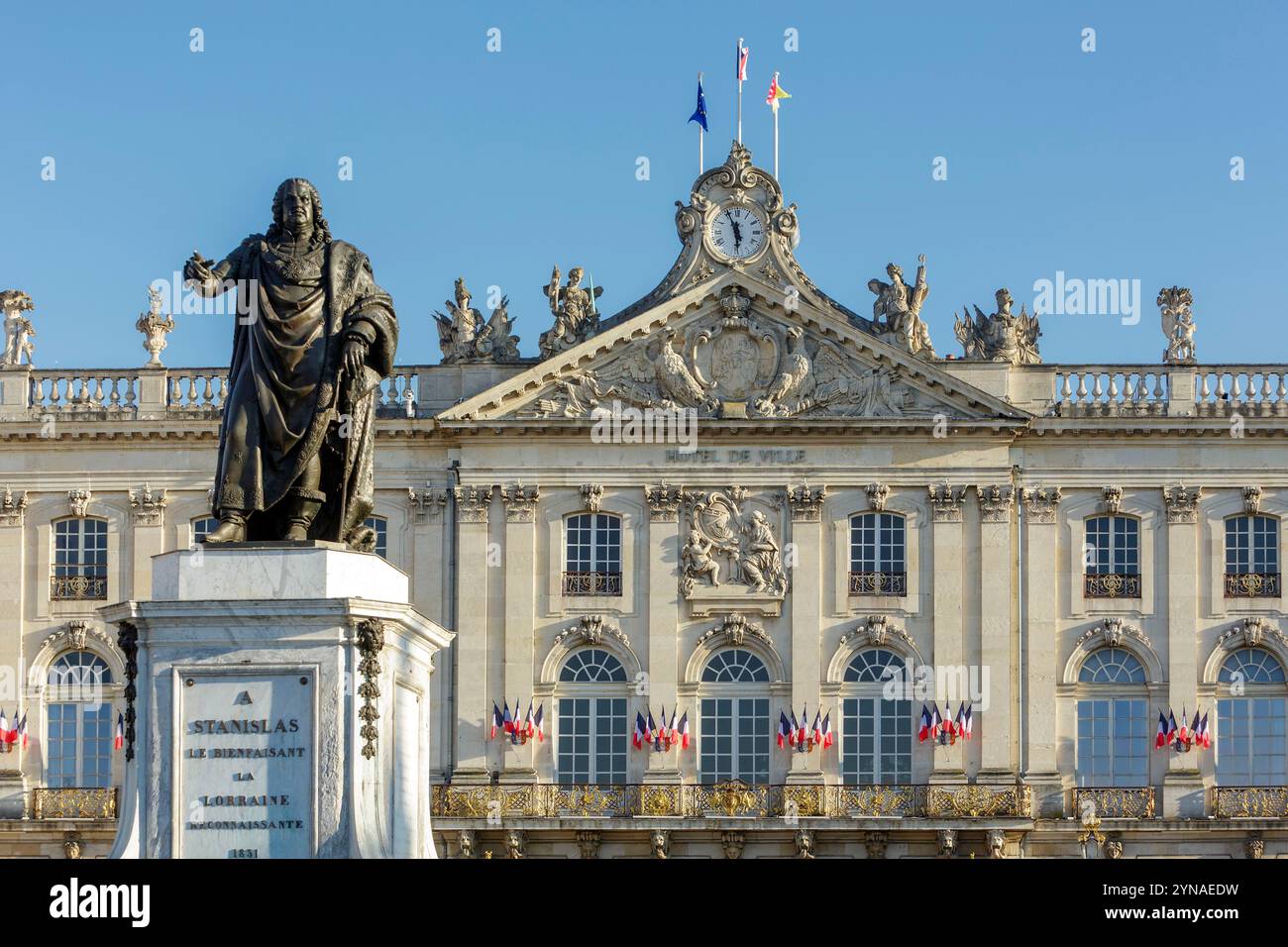 Francia, Meurthe et Moselle, Nancy, facciata del municipio su Place Stanislas (piazza Stanislas ex piazza reale) costruita da Stanislas Leszczynski, re di Polonia e ultimo duca di Lorena nel XVIII secolo, patrimonio mondiale dell'UNESCO, opere in ferro di Jean Lamour Foto Stock