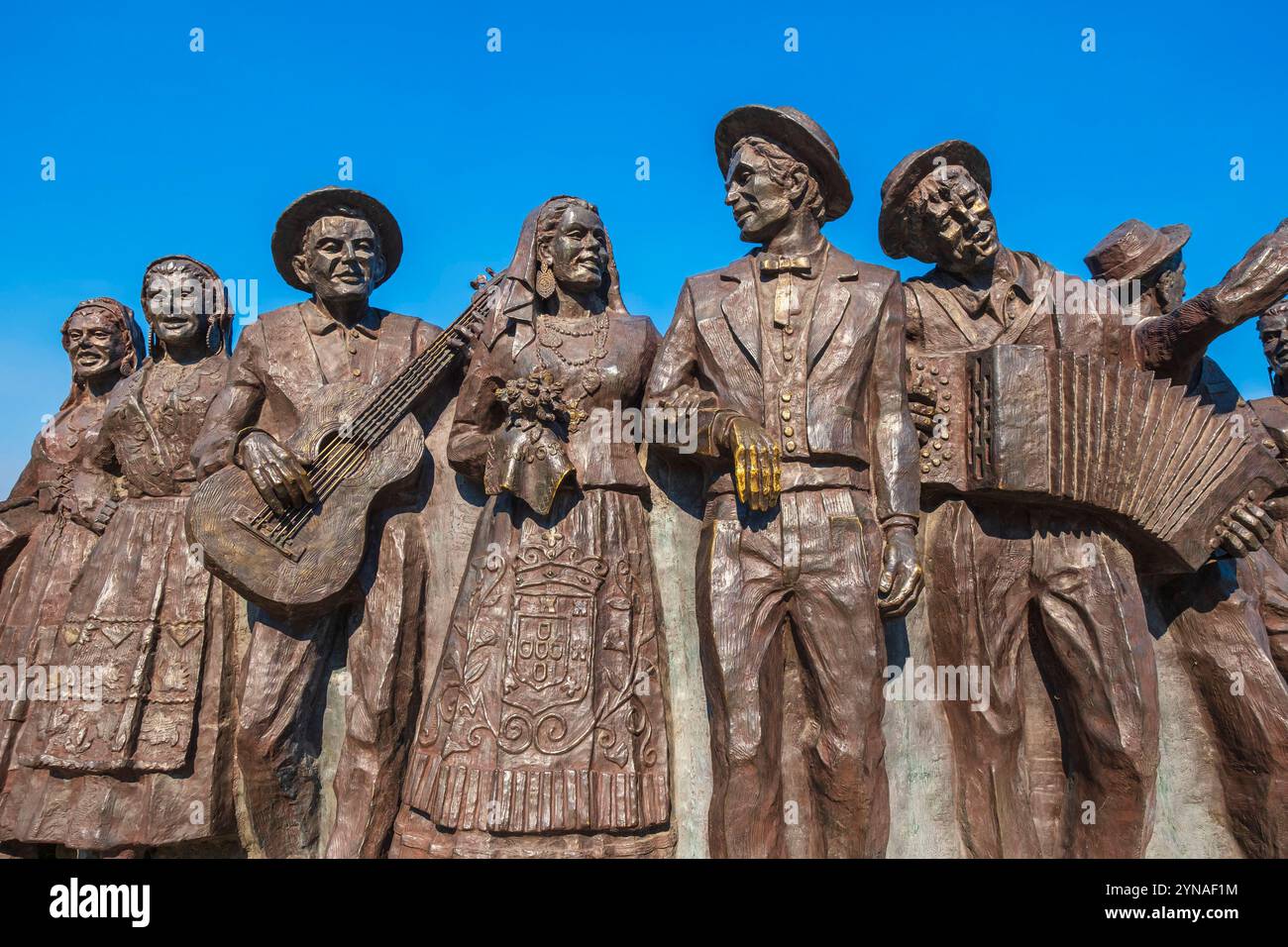 Portogallo, regione settentrionale, Ponte de Lima, tappa sulla via centrale portoghese, una delle strade per Santiago de Compostela, scultura in bronzo dello scultore Salvador Vieira (1937-2017) che rende omaggio al folklore e alle Ferias Novas, le feste più emblematiche della città Foto Stock