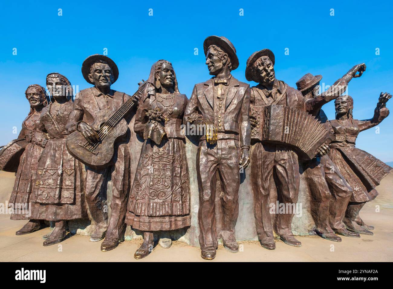 Portogallo, regione settentrionale, Ponte de Lima, tappa sulla via centrale portoghese, una delle strade per Santiago de Compostela, scultura in bronzo dello scultore Salvador Vieira (1937-2017) che rende omaggio al folklore e alle Ferias Novas, le feste più emblematiche della città Foto Stock